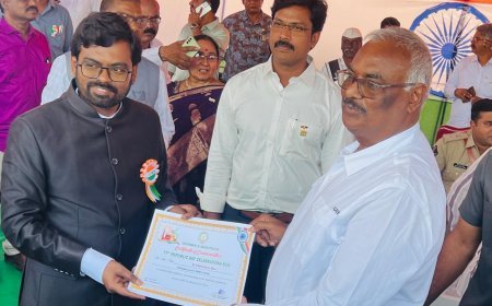 విశిష్ట సేవా పురస్కారాన్ని అందుకున్న కర్లపాటి వెంకట శ్రీనివాసరావు