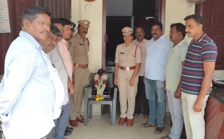 పోలీస్ స్టేషన్ లో గాంధీ వర్ధంతి సందర్భంగా ఘన నివాళులు