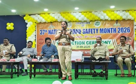 విద్యార్థులే రహదారి భద్రతకు కీలక పాత్ర  డిసిపి షరీనా బేగం