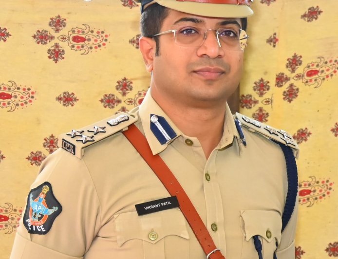 కర్నూలు జిల్లా ప్రజలకు సంక్రాంతి పండుగ శుభాకాంక్షలు.    డిఐజి, కర్నూలు జిల్లా  ఇన్ చార్జ్  ఎస్పీ విక్రాంత్ పాటిల్  ఐపియస్ .