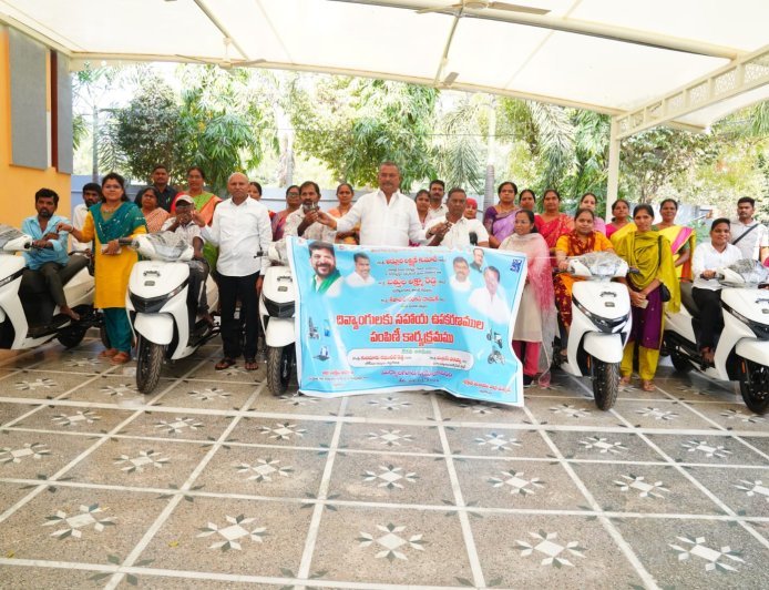 దివ్యాంగులకు ఎలక్ట్రికల్ వాహనాల పంపిణీ