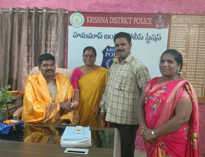 ఎస్సై వెలుగుల సురేష్‌కు ఘన సన్మానం టిడిపి మహిళా నాయకుల