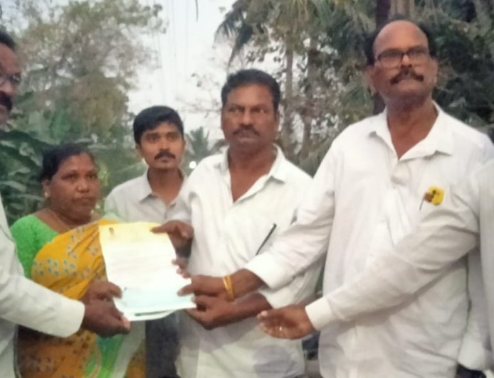 సీఎం ఆర్ ఎఫ్ చెక్కును అందజేసిన కూటమి నాయకులు