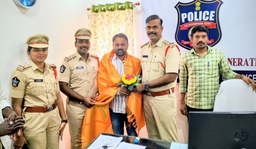 పోలీసులకు యూనిఫాం పంపిణీ చేసిన టిడిపి విక్రమ్ 