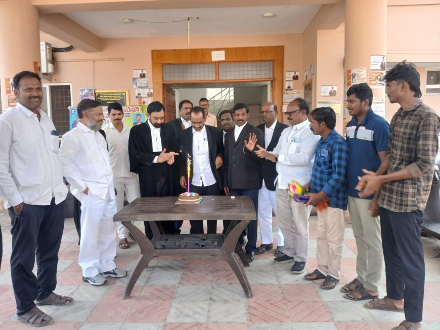 న్యాయవాదుల ఆధ్వర్యంలో మాజీ పబ్లిక్ ప్రాసిక్యూటర్ సీనియర్ సివిల్ జడ్జి కోర్టు మాజీ అసిస్టెంట్ ప్లీడర్ మట్ట ప్రసాద్ జన్మదిన వేడుకలు 