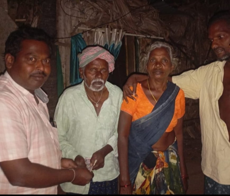 వెంకటేశ్వరరావు కుటుంబానికి చిరు సాయం అందించిన పూర్వ విద్యార్థులు 