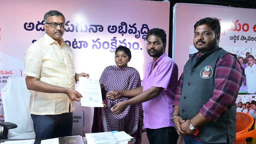 సుజనా చౌదరి కార్యాలయంలో ఎల్వోసీ పత్రాలు అందచేత