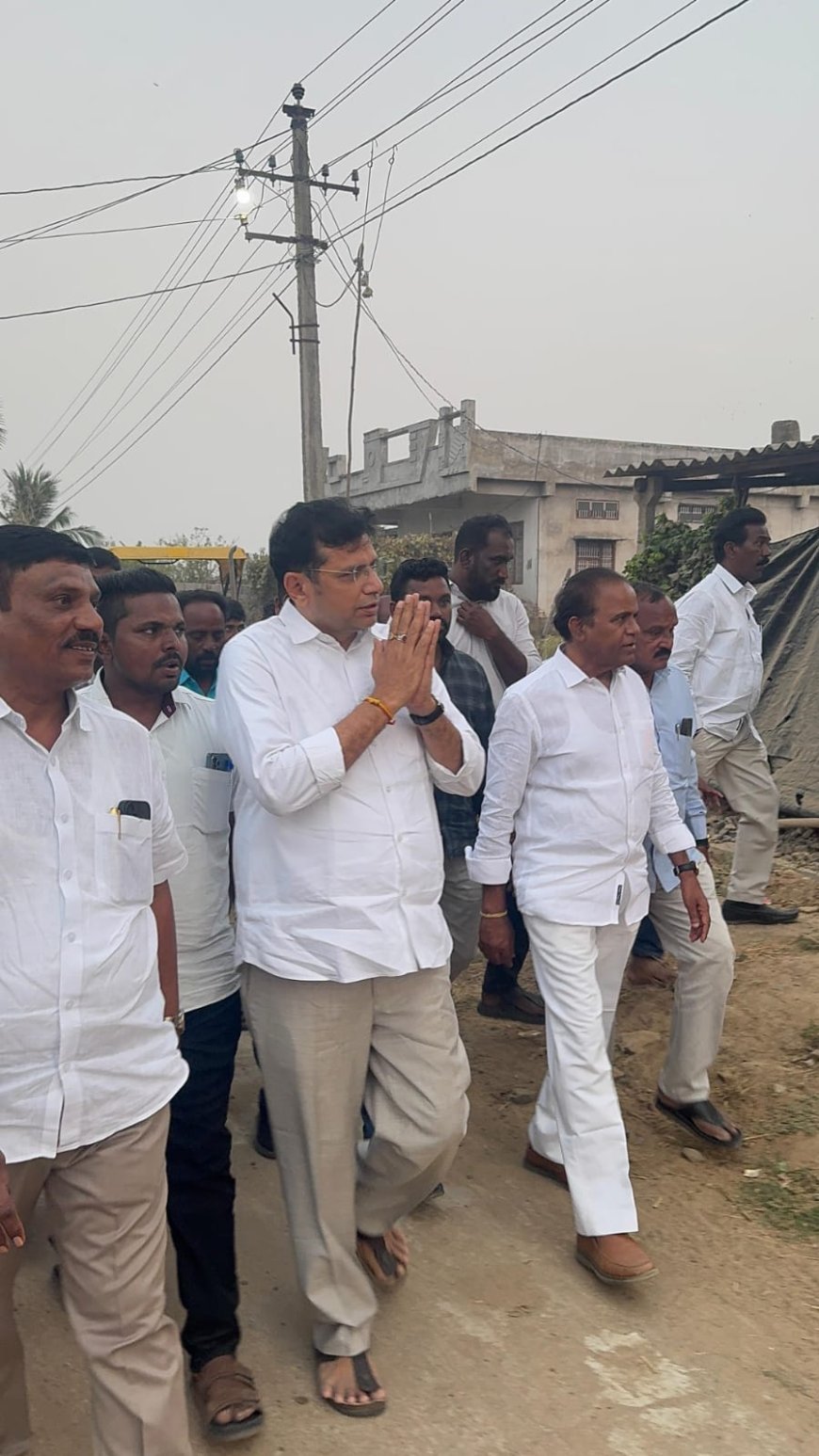 పలు కుటుంబాలను పరామర్శించిన మంత్రి శ్రీధర్ బాబు