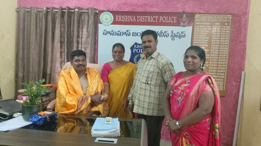 ఎస్సై వెలుగుల సురేష్‌కు ఘన సన్మానం టిడిపి మహిళా నాయకుల