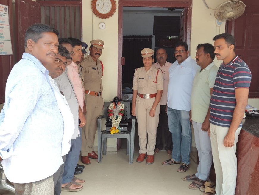 పోలీస్ స్టేషన్ లో గాంధీ వర్ధంతి సందర్భంగా ఘన నివాళులు