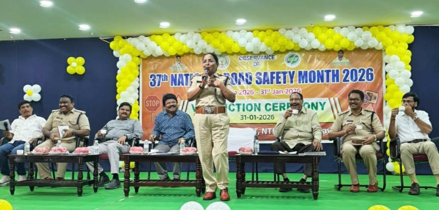 విద్యార్థులే రహదారి భద్రతకు కీలక పాత్ర  డిసిపి షరీనా బేగం