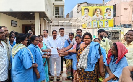 అసెంబ్లీలో ప్రస్తావించాలని కోరుతూ ఎమ్మెల్యేకి వినతి పత్రం అందజేసిన మున్సిపల్ వర్కర్లు