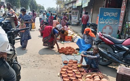 శివ పూజ సామాగ్రి కొనుగోలు చేస్తున్న భక్తులు 
