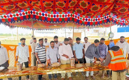 శివ భక్తులకు అల్పాహారం అందజేసిన కాంగ్రెస్ నాయకులు 