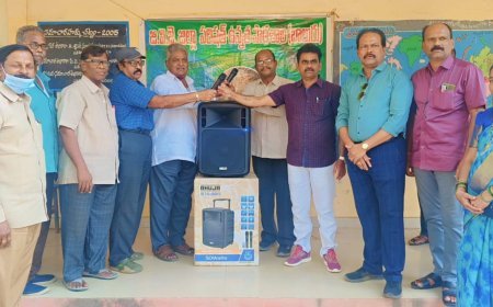 పాఠశాలకు మైక్ సెట్ బహుకరించిన పూర్వ విద్యార్థులు