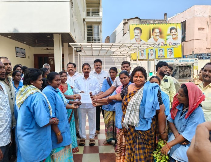 అసెంబ్లీలో ప్రస్తావించాలని కోరుతూ ఎమ్మెల్యేకి వినతి పత్రం అందజేసిన మున్సిపల్ వర్కర్లు