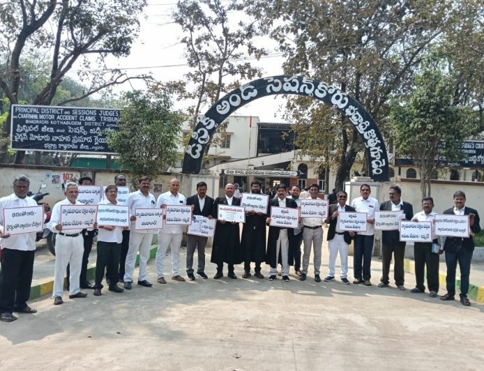 కొత్తగూడెం న్యాయవాదుల విధుల బహిష్కరణ