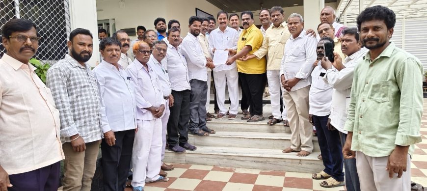 అంబేద్కర్ పేరుతో కమ్యూనిటీ హాల్ నిర్మించాలి ఎమ్మెల్యేకు టీడీపీ ఎస్సీ నాయకుల వినతిపత్రం