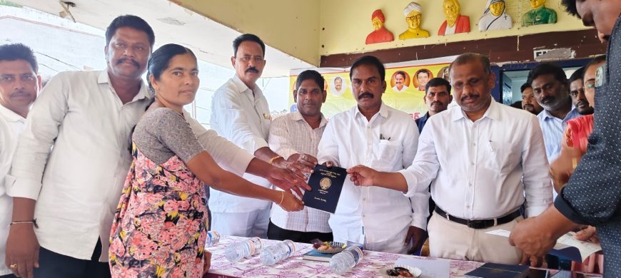 కొత్త పట్టాదారు పాస్ పుస్తకాలు అందజేత