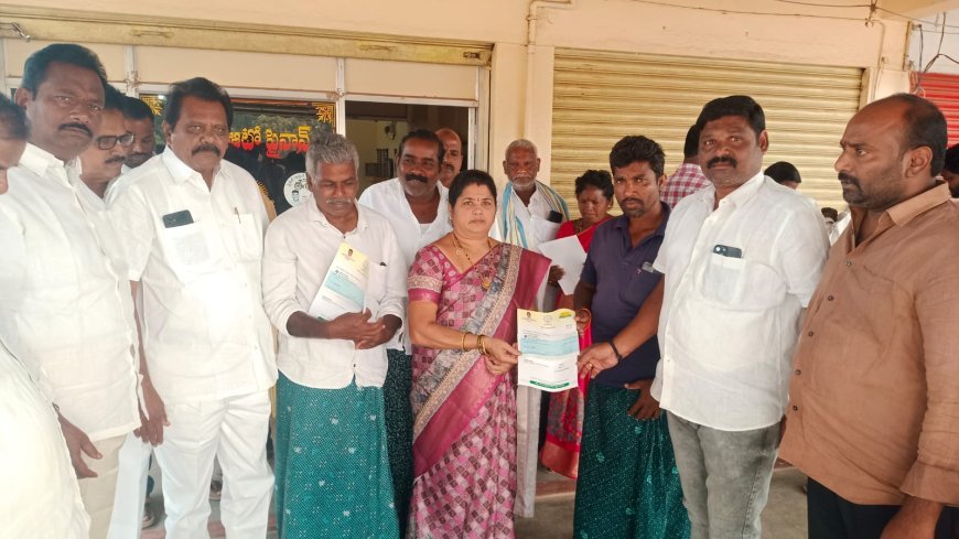 సియంఆర్ఎఫ్ చెక్కులు పంపిణీ