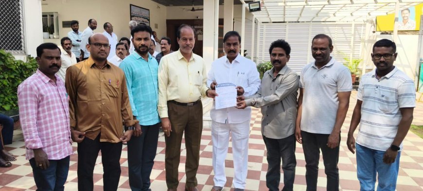 ఊరి బడిని కాపాడుకుందాం యూటీఎఫ్ పోస్టర్ ను ఆవిష్కరించిన ఎమ్మెల్యే