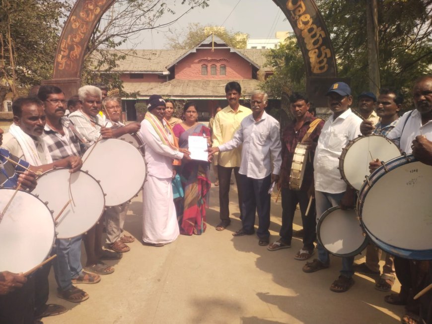 డప్పు కళాకారులకు గుర్తింపు కార్డులో మంజూరు చెయ్యాలి.పెన్షన్ నమోదుకు ఆన్లైన్ వెంటనే ప్రారంభించాలి.