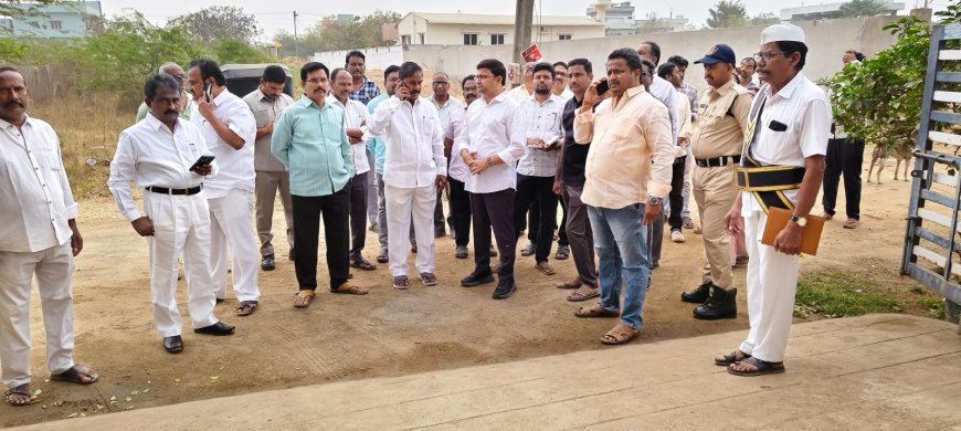 పట్టణంలో వార్డులను పరిశీలించిన ఎమ్మెల్యే తాతయ్య