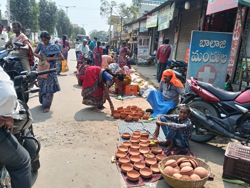 శివ పూజ సామాగ్రి కొనుగోలు చేస్తున్న భక్తులు 