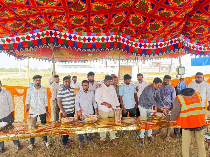 శివ భక్తులకు అల్పాహారం అందజేసిన కాంగ్రెస్ నాయకులు 