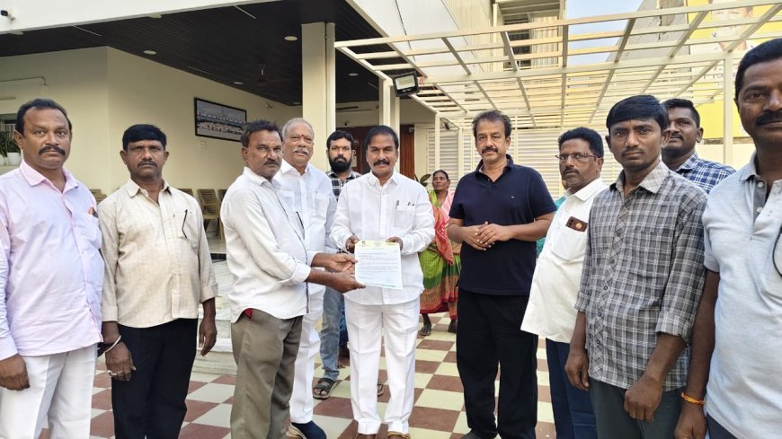 సీఎం రిలీఫ్ ఫండ్ చెక్కును అందజేసిన ఎమ్మెల్యే శ్రీరాం రాజగోపాల్ (తాతయ్య) 