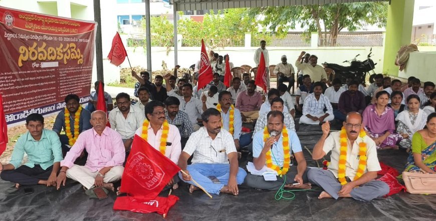 సహకార సంఘాల ఉద్యోగుల నిరవధిక సమ్మె