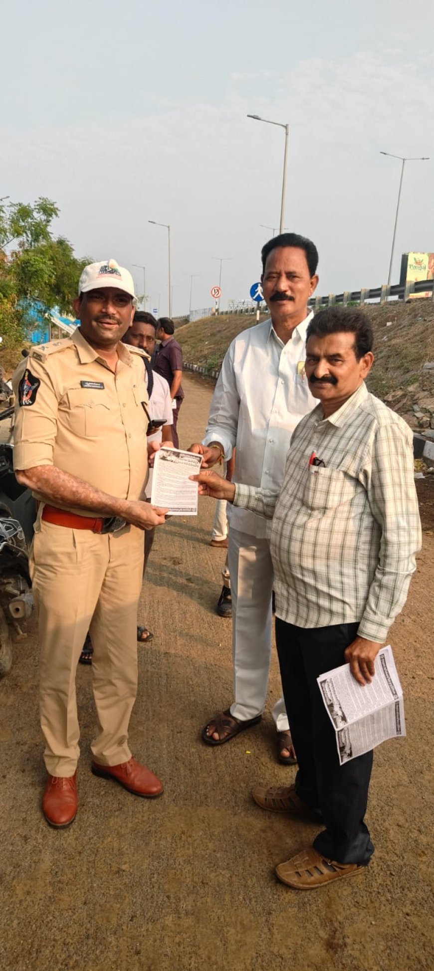 డ్రగ్స్ వద్దు బ్రో అంటూ ప్రజలలో అవగాహన కల్పిస్తున్న యుటిఎఫ్