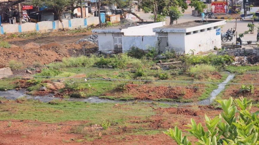 దుర్గంధభరితంగా మారిన బస్ స్టేషన్ ప్రయాణికుల ఆవేదన