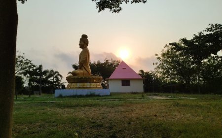 పిరమిడ్ శిఖరంపై భాసించిన ఉదయ సూర్య బింబం 