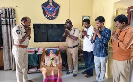 పొట్టి శ్రీరాములుకు పోలీసు సిబ్బంది నివాళులు