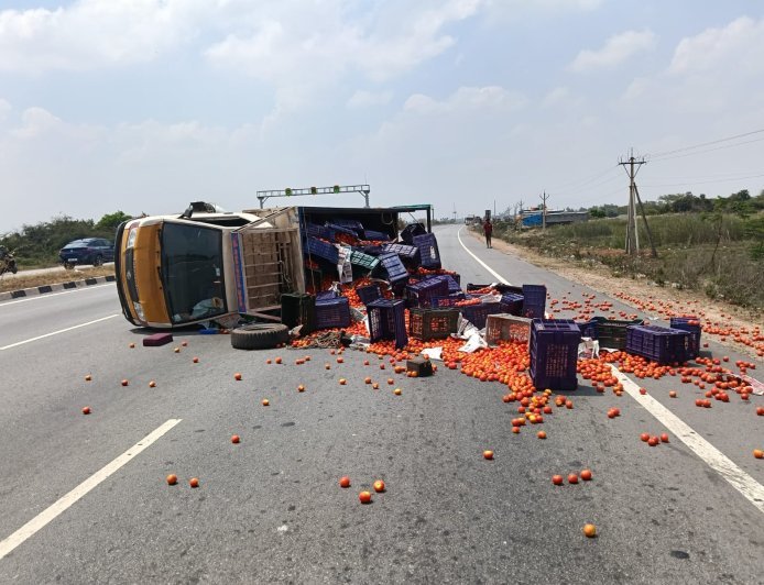 టైరు పగలడంతో టాటా ఏస్ వాన్ బోల్తాతప్పిన ప్రమాదం