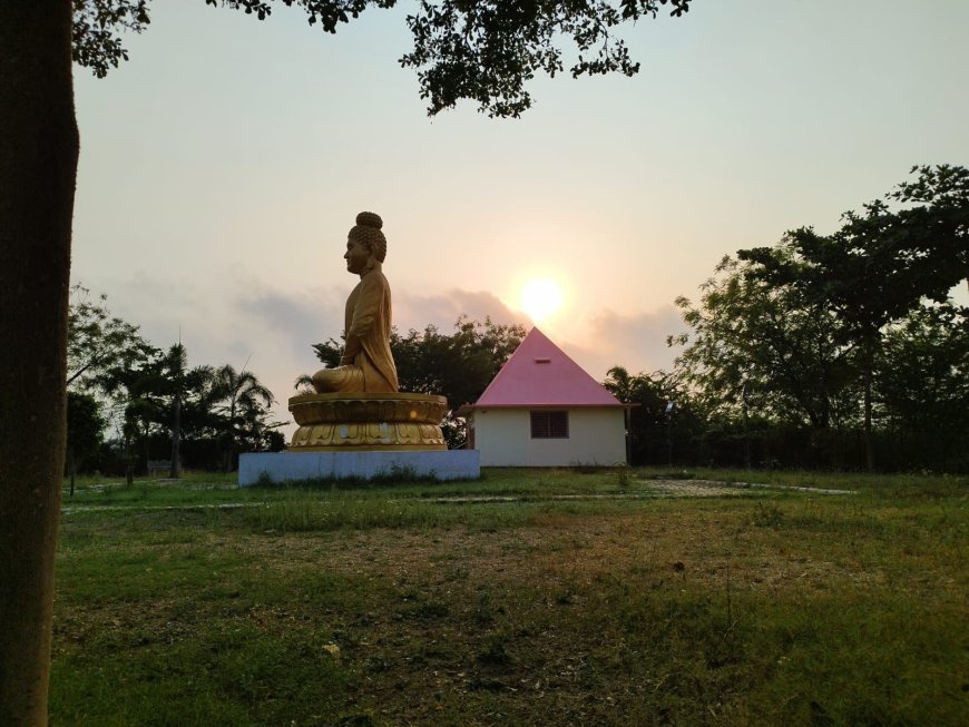 పిరమిడ్ శిఖరంపై భాసించిన ఉదయ సూర్య బింబం 