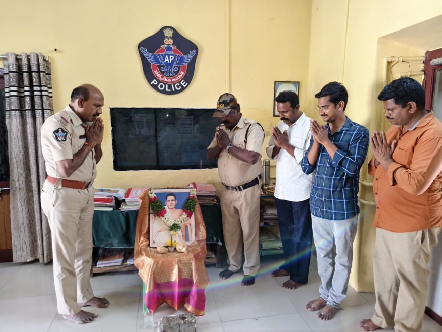పొట్టి శ్రీరాములుకు పోలీసు సిబ్బంది నివాళులు