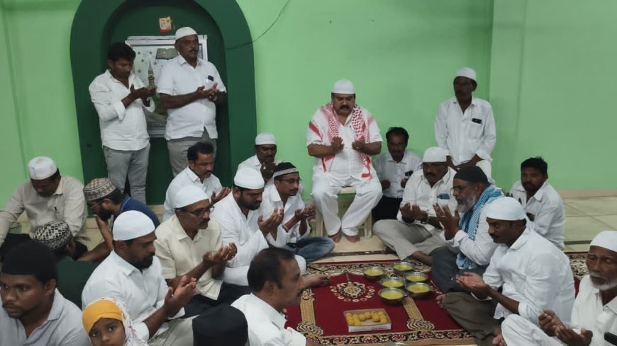 పవిత్ర రంజాన్ మాసం సందర్భంగా ప్రత్యేక ప్రార్థనలో పాల్గొన్న వైస్సార్సీపీ నాయకులు