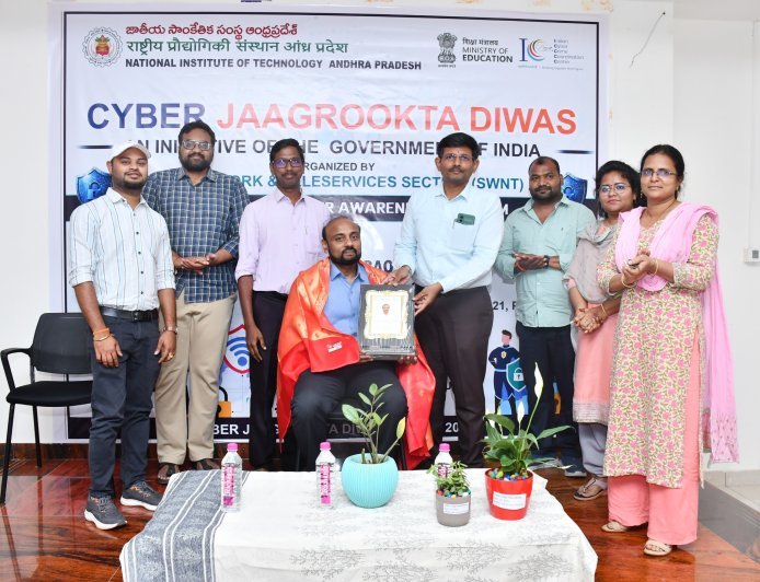 సైబర్ మోసాలపై ప్రతి ఒక్కరూ అప్రమత్తంగా ఉండాలి