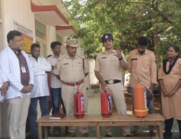 ప్రభుత్వ ఆసుపత్రిలో అగ్నిమాపక అవగాహన సదస్సు 