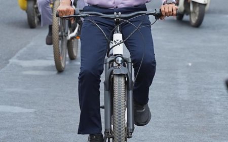 ఎల‌క్ట్రిక‌ల్ సైకిల్‌పై క‌లెక్ట‌రేట్‌కు వెళ్లిన క‌లెక్ట‌ర్ డా. జి.ల‌క్ష్మీశ‌