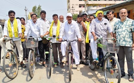 సైకిలెక్కిన ఎమ్మెల్యే