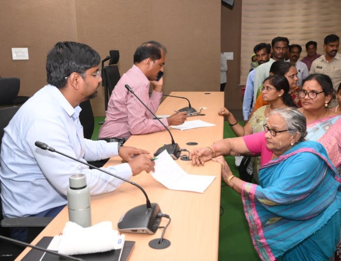 ప్రజావాణి సమస్యల పరిష్కారంపై అధికారులు సమన్వయంతో కృషి చేయాలి