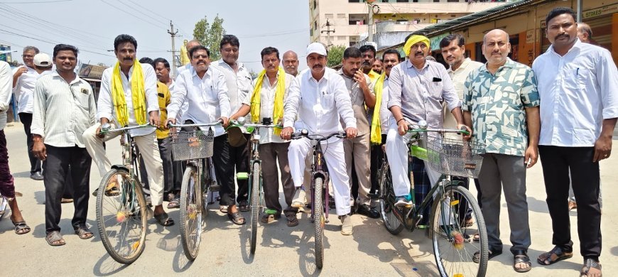 సైకిలెక్కిన ఎమ్మెల్యే