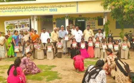 విద్యార్థినులకు నగదు బహుమతులు, మెమెంటోలు అందజేత