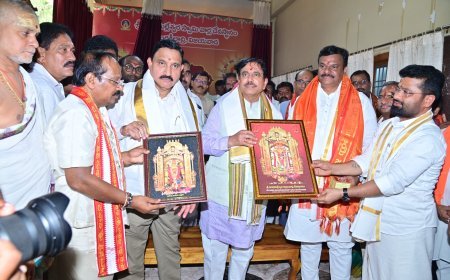 దుర్గమ్మను దర్శించుకున్న కేంద్ర మంత్రి ప్రహ్లాద్ జోషి