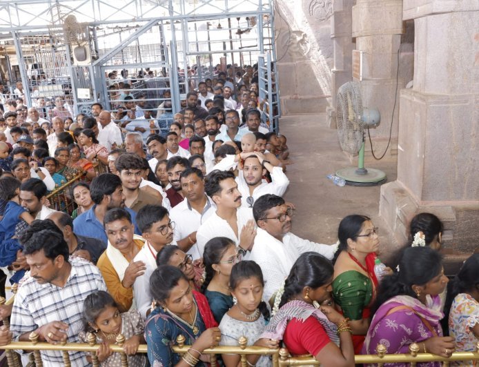 వేసవి సెలవులలో శ్రీశైలానికి భక్తుల వెల్లువ