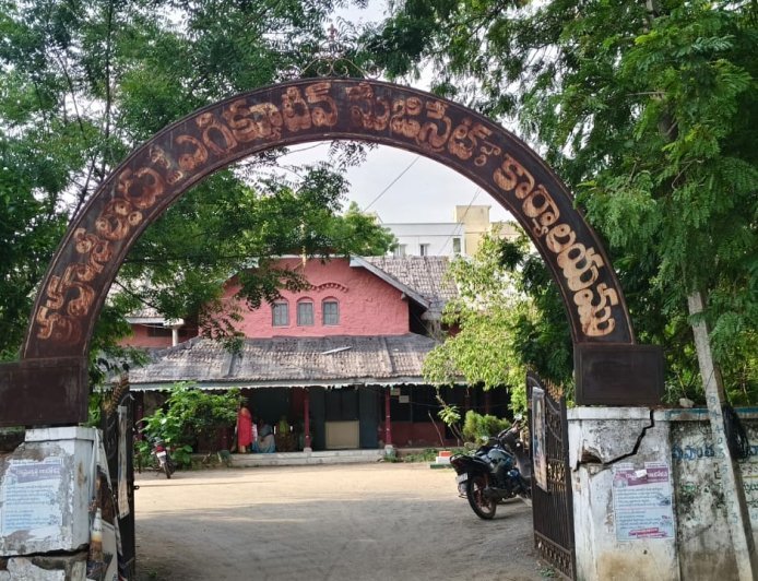ఎమ్మార్వో కార్యాలయంలో ప్రజలకు తాగునీరు ఫ్యాన్ల కొరత ఎండల్లో అవస్థలు పడుతున్న ప్రజలు