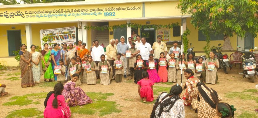 విద్యార్థినులకు నగదు బహుమతులు, మెమెంటోలు అందజేత